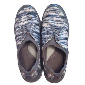 Bzees Cloud Black White Sneakers Slip-On Flexible Material Insole Size 7.5